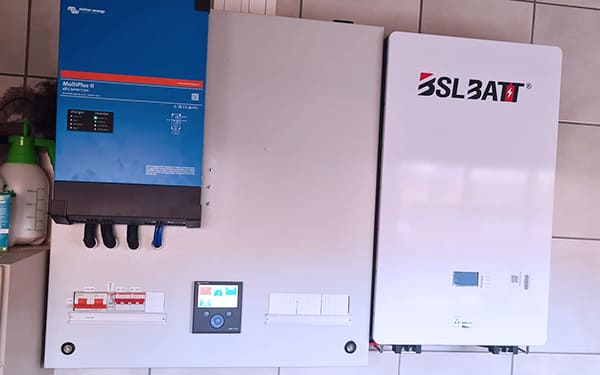 Naknadno opremljanje domačih sistemov za shranjevanje energije s solarnimi hranilniki AC ali DC?