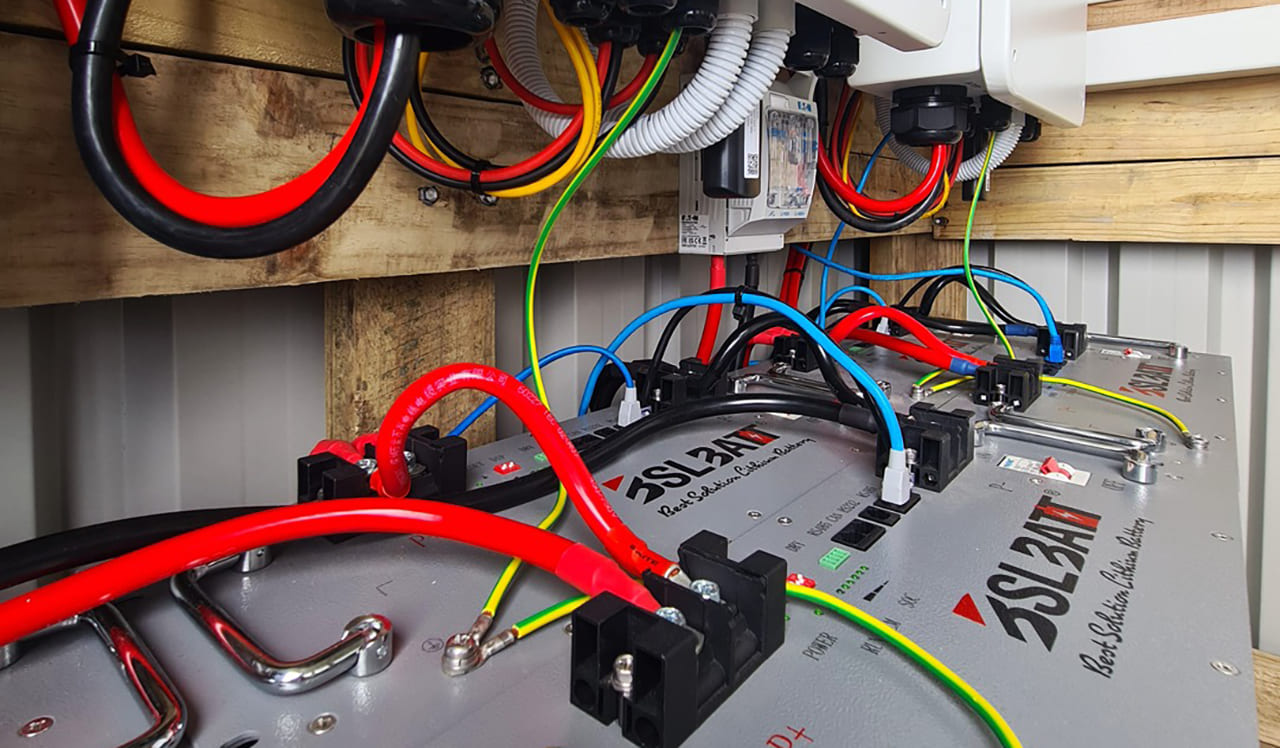 AK vs DC Kunigitaj Baterioj: La Finfina Gvidilo por Elektigi Vian Sunan Estontecon